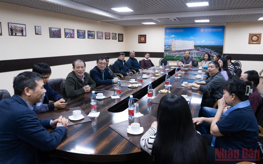 Trò chuyện cùng bà con tại Incentra. (Ảnh: Thanh Thể) Hỗ trợ công dân Việt Nam sơ tán từ Mariupol (Ukraine) mau chóng hồi hương -0