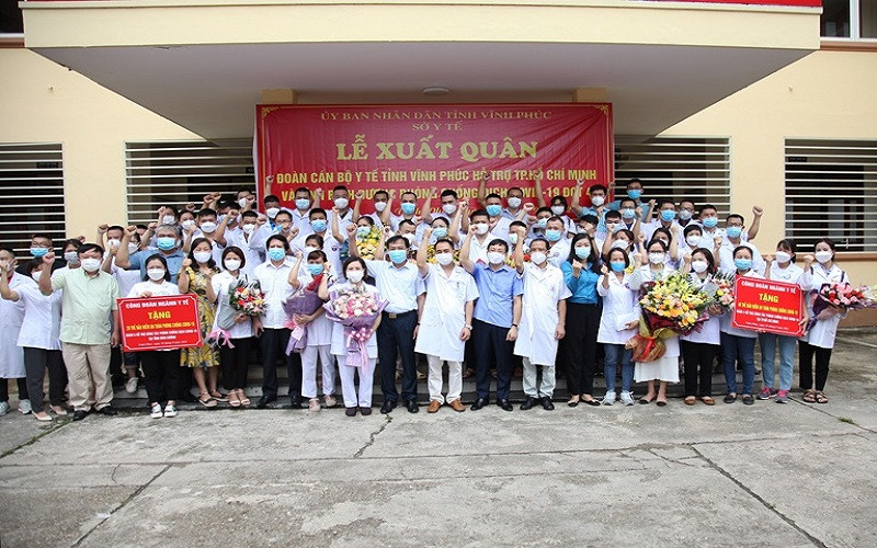 Chủ tịch UBND tỉnh Vĩnh Phúc tặng quà các thành viên đoàn công tác. (Ảnh: Dương Chung)