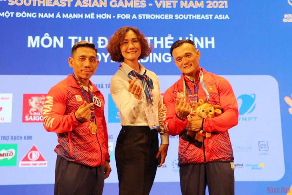 Lực sĩ Phạm Văn Mách và Đặng Thanh Tùng. (Ảnh: Sơn Bách) SEA Games ngày 13/5: Kickboxing gặt hái Huy chương Vàng -0