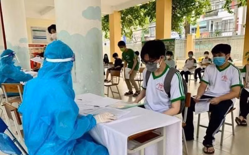 Khám sàng lòng trước khi tiêm vaccine cho trẻ từ 12-17 tuổi tại phường Hưng Thạnh, quận Cái Răng, TP Cần Thơ.
