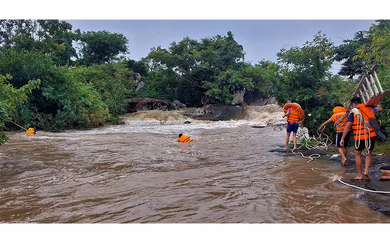 Hiện trường vụ giải cứu 3 người mắc kẹt.