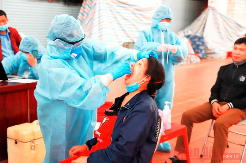 Nhân viên Trung tâm Y tế thị xã Sa Pa lấy mẫu xét nghiệm cho các đối tượng ngẫu nhiên ở chợ Sa Pa (Lào Cai). Khẩn trương truy vết, phong tỏa, phòng chống dịch Covid-19 -0