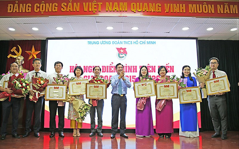 Đại diện Ban Tổ chức Hội nghị trao thưởng tuyên dương các tập thể, cá nhân.