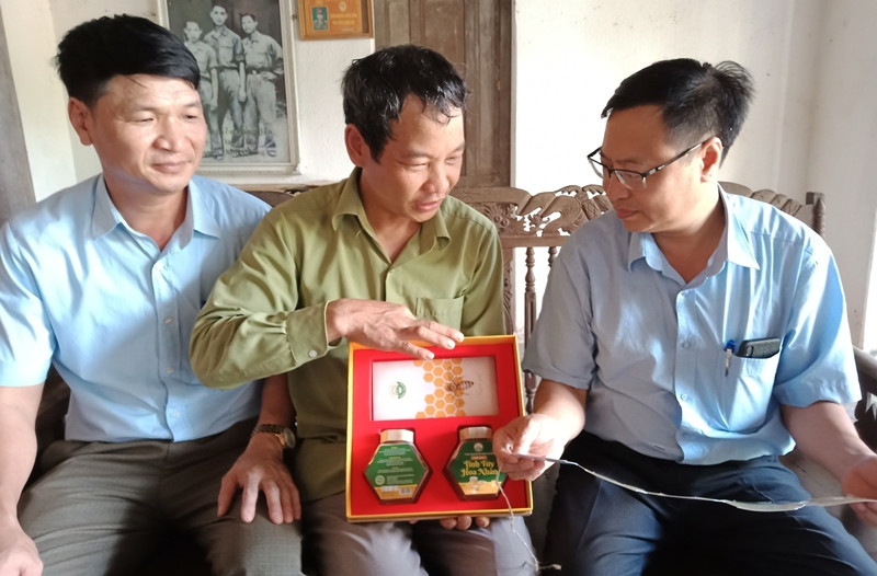 Mật ong do Tổ hợp tác mật ong đông Tam Đảo sản xuất. img-3809.jpg -0