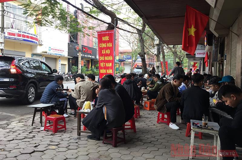Các hoạt động cafe, trà đá vỉa hè như trong ảnh sẽ bị cấm từ 0 giờ ngày 6-5. Nhiều địa phương dừng các hoạt động không thiết yếu để phòng, chống dịch -0