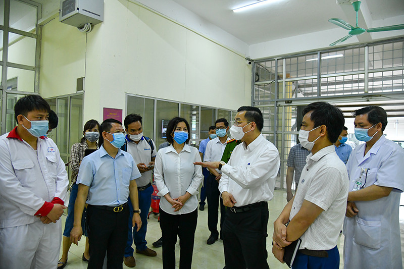 Chủ tịch UBND thành phố Chu Ngọc Anh kiểm tra tại bệnh viện dã chiến Mê Linh. Ảnh: DUY LINH Hà Nội hỗ trợ tối đa Bệnh viện Bệnh Nhiệt đới T.Ư cơ sở 2 trong thời gian cách ly y tế -0