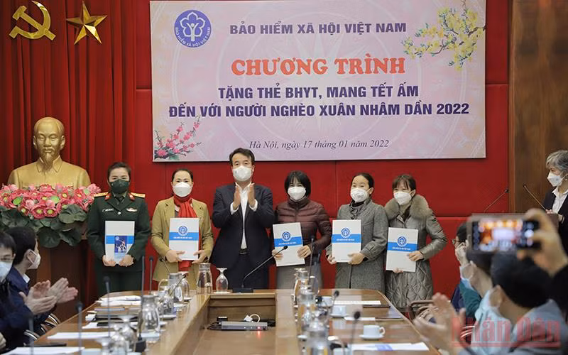 Đại diện các bệnh viện tuyến Trung ương tiếp nhận các phần quà từ chương trình để gửi đến bệnh nhân có hoàn cảnh khó khăn. (Ảnh: VSS)