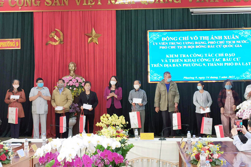 Phó Chủ tịch nước Võ Thị Ánh Xuân trao quà tặng các gia đình chính sách. Phó Chủ tịch nước Võ Thị Ánh Xuân kiểm tra công tác bầu cử tại Lâm Đồng -0