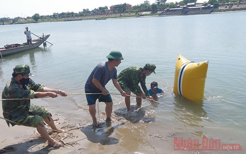 Di dời thành công quả bom còn ngòi nổ ở sông Thạch Hãn ảnh 1 Di dời thành công quả bom còn ngòi nổ ngay sát Bến thả hoa bờ nam sông Thạch Hãn -0