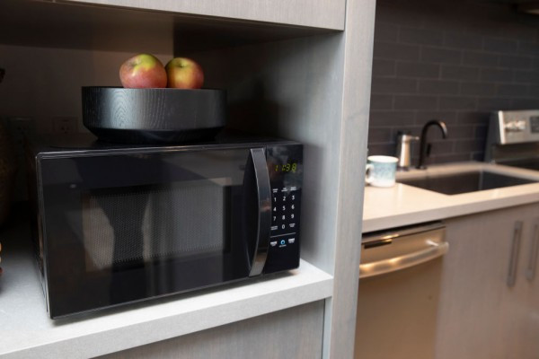 Amazon công bố sản phẩm lò vi sóng mới tại sự kiện ở trụ sở chính ở Seattle, Washington, Mỹ vào ngày 20-9-2018. Ảnh: Getty Images. Bảy vật dụng phổ biến ban đầu được phát minh để dùng trong quân đội -0
