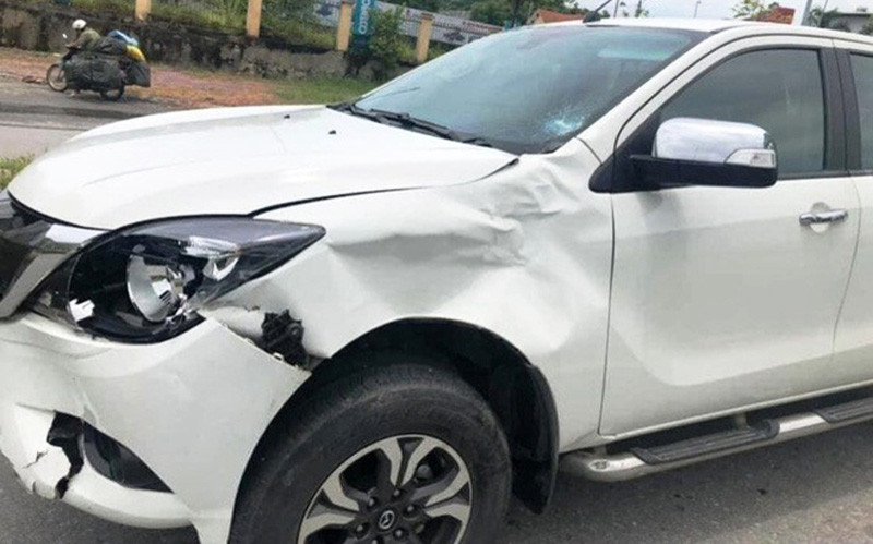 Chiếc xe ô-tô bán tải gây tai nạn, do nữ cán bộ thanh tra tỉnh Lào Cai điều khiển. Khởi tố nữ cán bộ thanh tra lái xe vượt đèn đỏ, gây tai nạn làm một phụ nữ tử vong -0