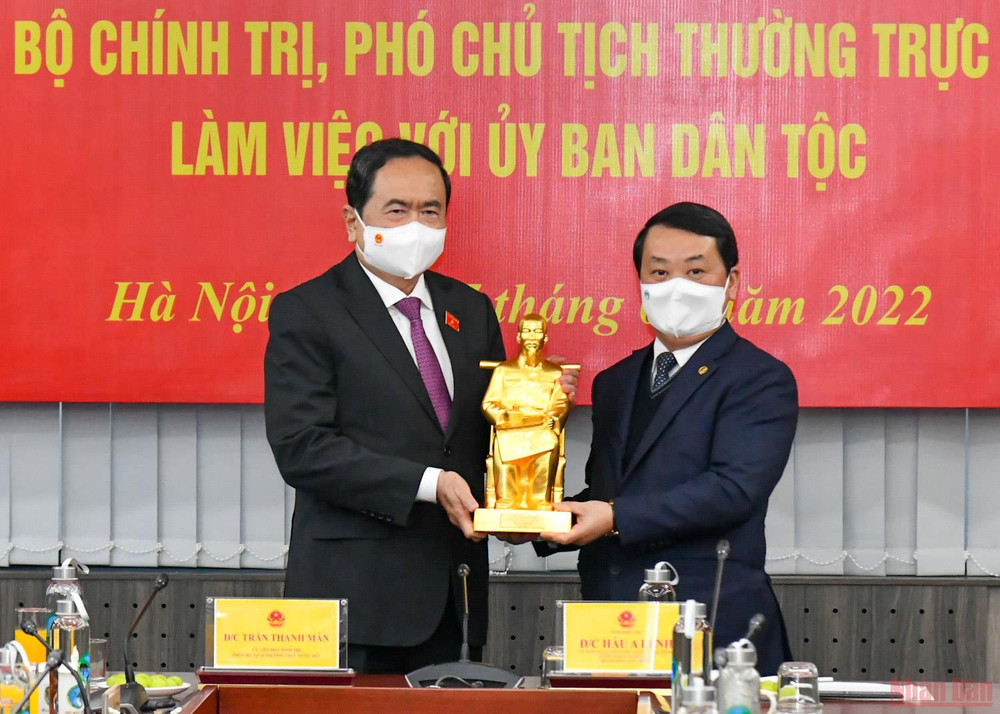 Đồng chí Hầu A Lềnh, Ủy viên Trung ương Đảng, Bộ trưởng, Chủ nhiệm Ủy ban Dân tộc tặng bức tượng Chủ tịch Hồ Chí Minh cho đồng chí Trần Thanh Mẫn, Ủy viên Bộ Chính trị, Phó Chủ tịch Thường trực Quốc hội. (Ảnh: Thủy Nguyên) Nắm bắt đời sống để hỗ trợ đồng bào dân tộc thiểu số trở về từ vùng dịch -0