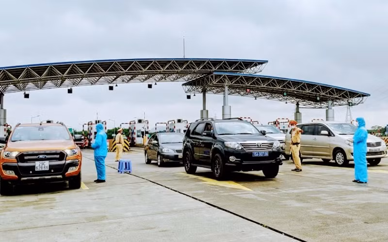 Kiểm soát y tế ra vào thành phố trên cao tốc Hà Nội - Hải Phòng.