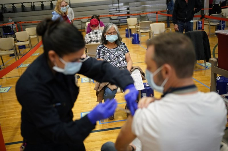 Tiêm vaccine ngừa Covid-19 tại TP Las Vegas. (Ảnh: AP) US -0