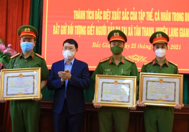 Trao thưởng cho lực lượng Công an tỉnh Bắc Giang.