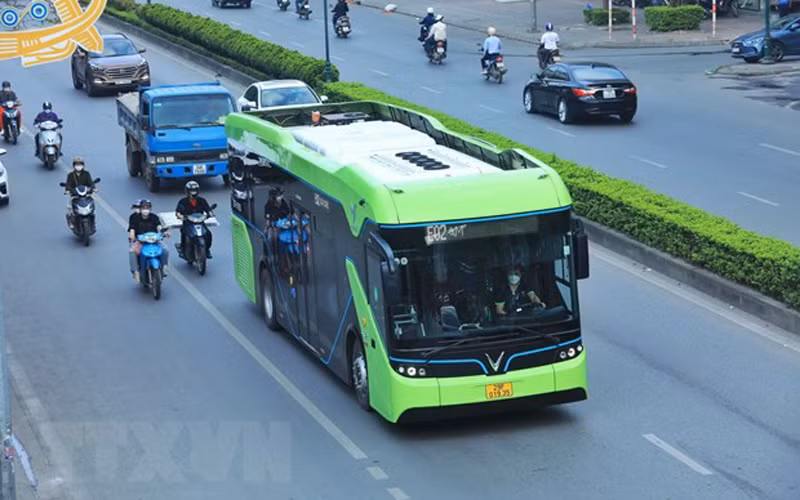 Hình ảnh các tuyến xe buýt điện ở Hà Nội vận hành ổn định