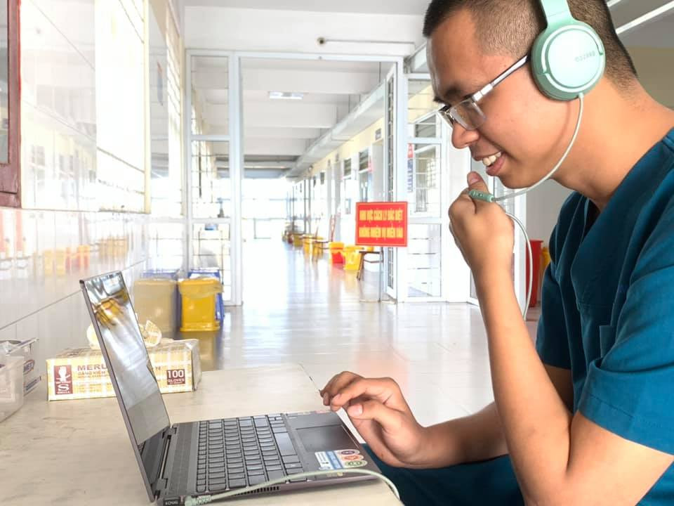 BS Nguyễn Chí Viễn cũng hoãn cưới, xung phong vào tuyến đầu chống dịch tại Bệnh viện Dã chiến số 2 Quảng Ninh. Valentine trong khu cách ly -4