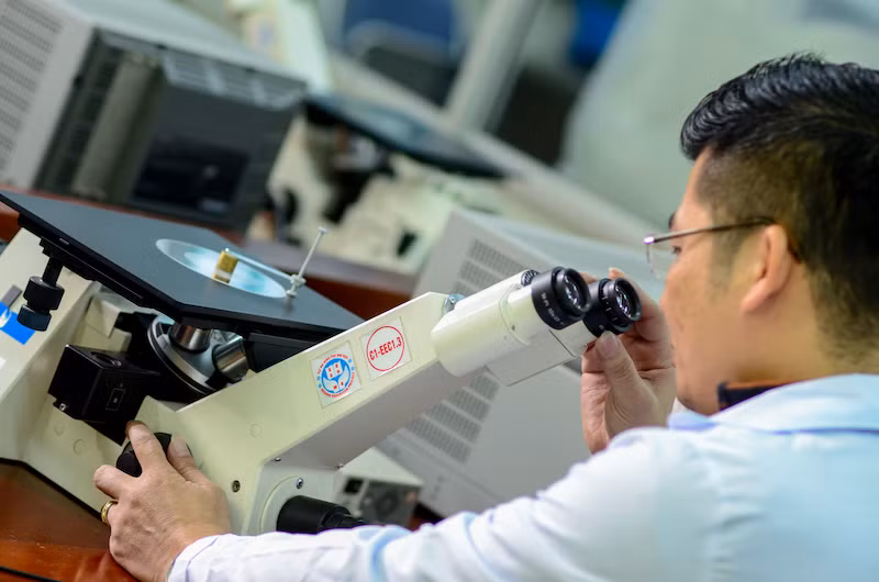 Giảng viên Trường đại học Bách khoa Hà Nội trong công tác nghiên cứu khoa học