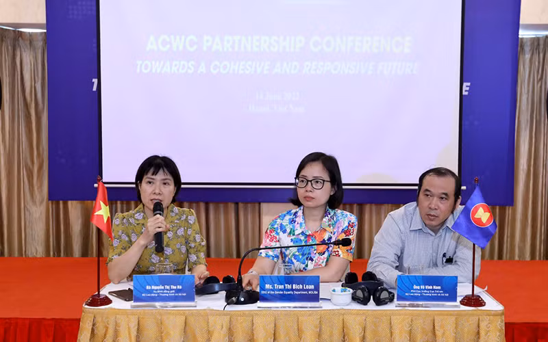 Đại biểu Việt Nam dự chương trình tại đầu cầu Hà Nội (Ảnh: Molisa).