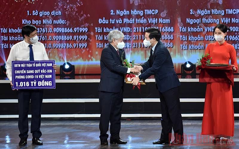Đồng chí Võ Văn Thưởng, Ủy viên Bộ Chính trị, Thường trực Ban Bí thư Trung ương Đảng trao chứng nhận, hoa cảm ơn đại diện Mặt trận Tổ quốc Việt Nam. (Ảnh: TRẦN HẢI) Ra mắt Quỹ vaccine phòng, chống Covid-19 -0
