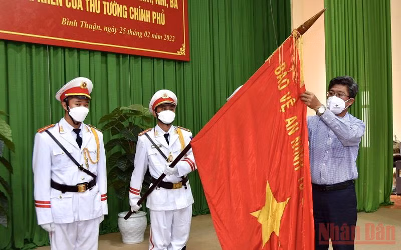 Thừa ủy quyền của Chủ tịch nước, Phó Chủ tịch UBND tỉnh Bình Thuận Nguyễn Minh trao Huân chương Bảo vệ Tổ quốc hạng Nhất cho Phòng Tham mưu Công an tỉnh Bình Thuận. (Ảnh: Công an tỉnh Bình Thuận cung cấp)