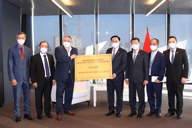 Chủ tịch Công ty ME Capital, ông Menahem Esnhoren tặng Việt Nam 300 nghìn bộ kit xét nghiệm nhanh Covid-19. (Ảnh: DOÃN TẤN/TTXVN) Chủ tịch Quốc hội Vương Đình Huệ làm việc với lãnh đạo một số tập đoàn, doanh nghiệp tại Áo -0