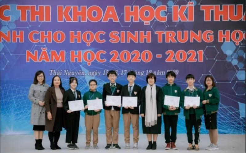 Iris School dành giải thưởng trong Cuộc thi KHKT với dự án y sinh "Bước đầu điều chế và đánh giá hiệu quả của Myopia- Iris với cận thị đơn thuần trên học sinh cấp THCS Trường Iris".