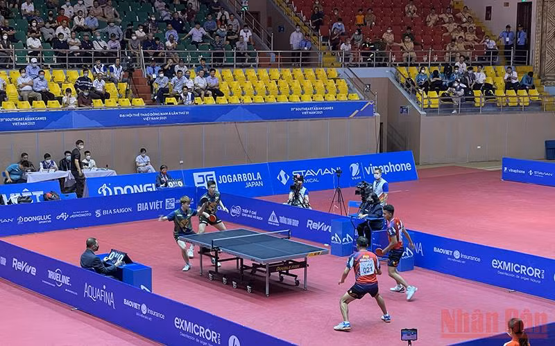 Trận chung kết bóng bàn SEA Games 31 nội dung đôi nam giữa các vận động viên Philippines và Singapore.