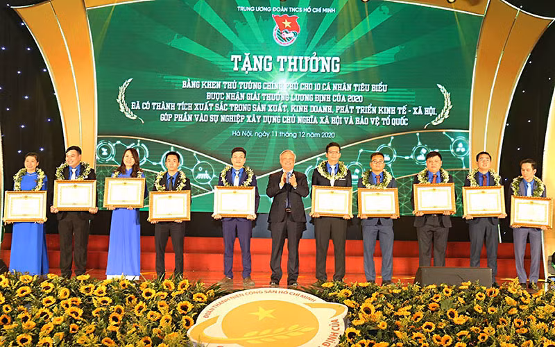 Đồng chí Uông Chu Lưu trao Bằng khen của Thủ tướng Chính phủ tặng mười "Lương Định Của trẻ tuổi" năm 2020 xuất sắc nhất.