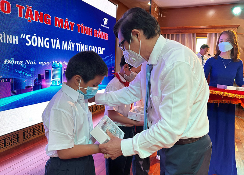 Phó Chủ tịch Ủy ban nhân dân tỉnh Đồng Nai Nguyễn Sơn Hùng trao thiết bị cho học sinh có hoàn cảnh khó khăn. Tặng gần 5.400 máy tính bảng cho học sinh khó khăn ở Đồng Nai -0