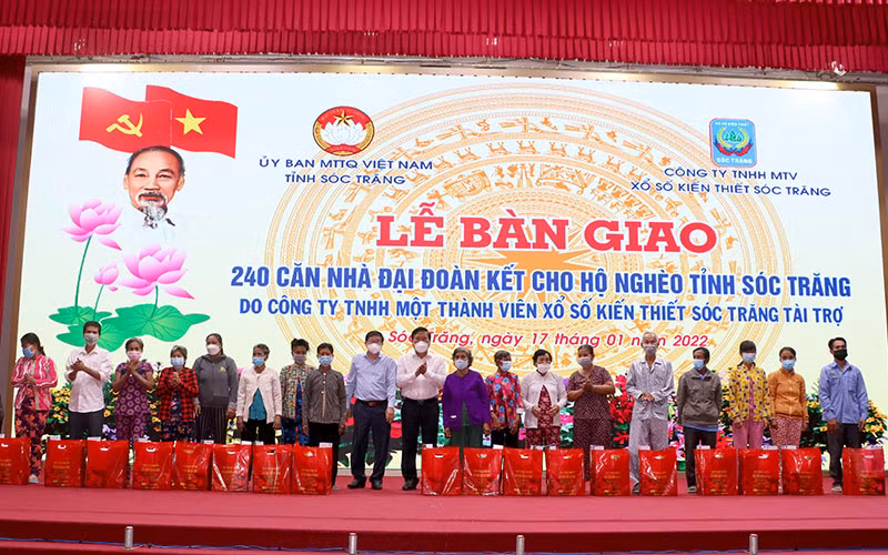 Tặng quà cho hộ nghèo được nhận nhà đón Tết Nhâm Dần.