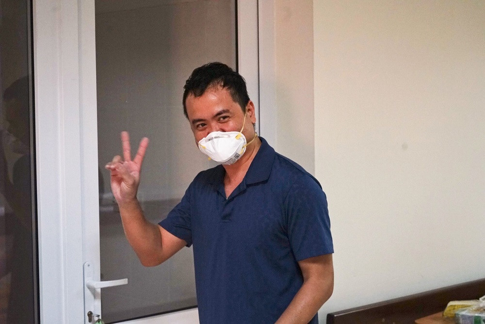 Niềm vui đón đoàn trở về bình an của bác sĩ Thân Mạnh Hùng, Phó Trưởng khoa Cấp cứu, BV Bệnh Nhiệt đới Trung ương - người tham gia chuyến bay đặc biệt. Đưa 219 công dân Việt Nam từ Guinea Xích đạo về nước an toàn -0