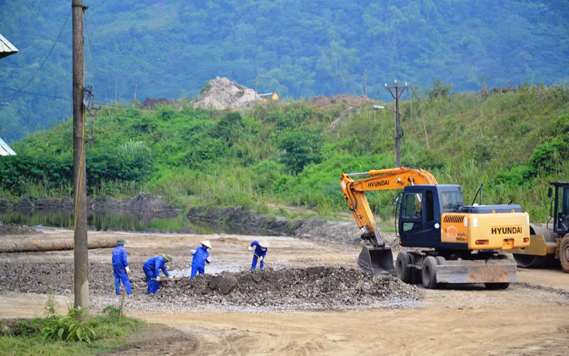 Công nhân Nhà máy tuyển quặng Cam Đường nghỉ vận hành dây chuyền tuyến quặng nổi, đi làm đường giao thông nội bộ do nhà máy ngừng hoạt động.