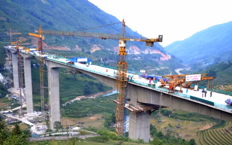 Hợp long cầu cạn Sa Pa cao nhất nước ta -0