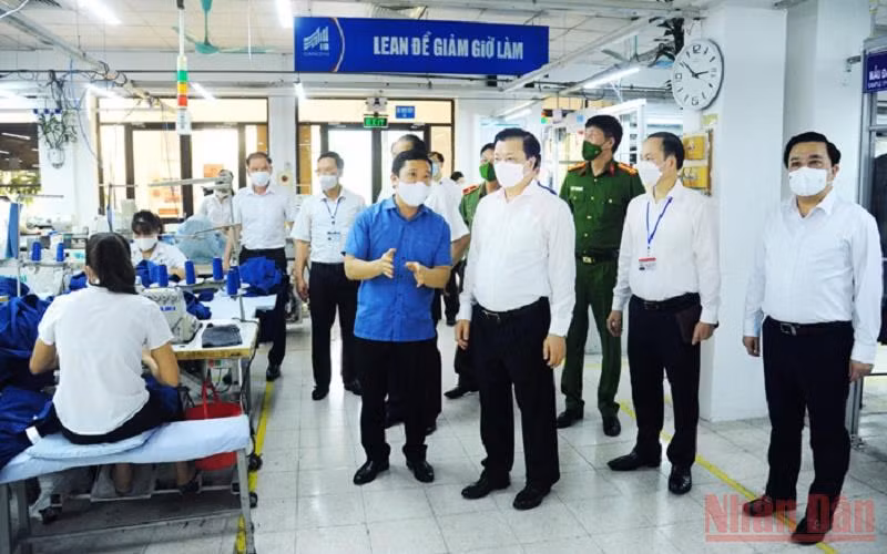 Đồng chí Đinh Tiến Dũng kiểm tra tình hình sản xuất tại Tổng công ty may 10. (Ảnh: ĐẶNG MẠNH HÙNG)