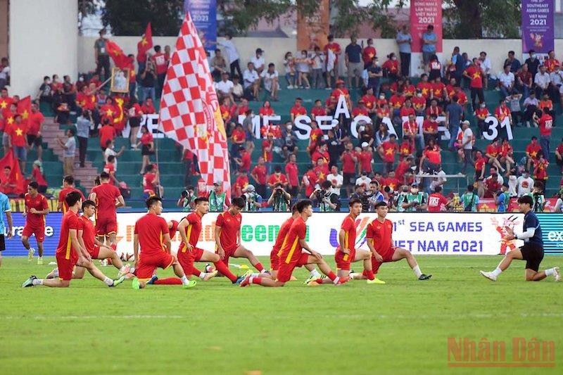 Các cầu thủ Việt Nam khởi động. (Hiệp 1) U23 Việt Nam 0-0 U23 Indonesia: Áp lực từ những phút đầu -0