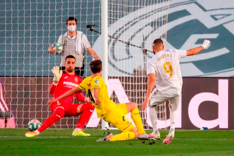 Benzema ghi bàn đưa Real vượt lên dẫn trước sau 29 phút bóng lăn. (Ảnh: La Liga) Benzema lập cú đúp, Real vô địch La Liga -0
