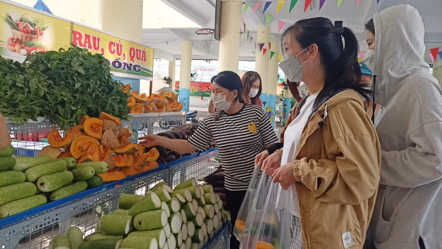 Sinh viên đi chợ 0 đồng.