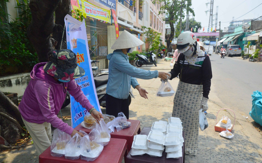 “Cơm từ thiện” của Hội phụ nữ An Hải Đông mỗi tháng cung cấp 2 lần. Lan toả những mô hình hoạt động vì cộng đồng -0