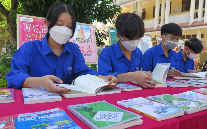 Đông đảo các em học sinh trên địa bàn tỉnh Kon Tum tích cực hưởng ứng Ngày sách và Văn hóa đọc Việt Nam. Kon Tum: Khuyến khích và phát triển phong trào đọc sách trong cộng đồng -0