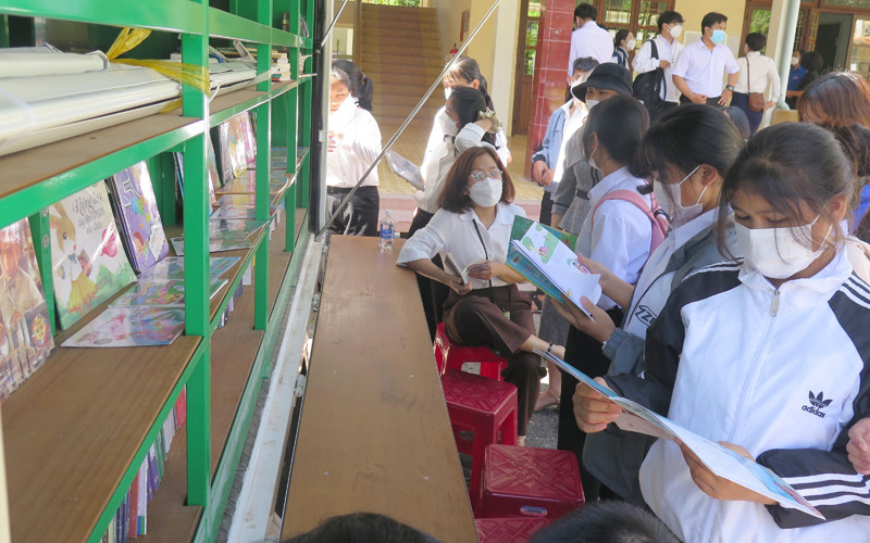 Đông đảo các em học sinh trên địa bàn tỉnh Kon Tum tích cực hưởng ứng Ngày sách và Văn hóa đọc Việt Nam. Kon Tum: Khuyến khích và phát triển phong trào đọc sách trong cộng đồng -0