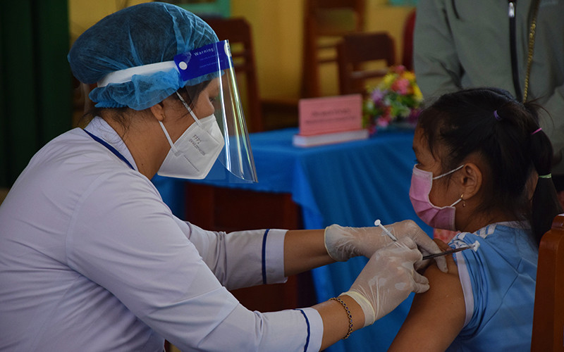 Tiêm vaccine phòng Covid-19 cho học sinh Trường tiểu học Lê Văn Tám, phường 1, TP Cao Lãnh, tỉnh Đồng Tháp. Tiêm vaccine phòng Covid-19 đầu tiên cho trẻ từ 5 đến dưới 12 tuổi ở Đồng Tháp -0