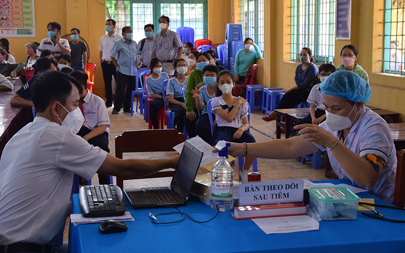 Học sinh và phụ huynh tại khu vực theo dõi sau tiêm. Tiêm vaccine phòng Covid-19 đầu tiên cho trẻ từ 5 đến dưới 12 tuổi ở Đồng Tháp -0
