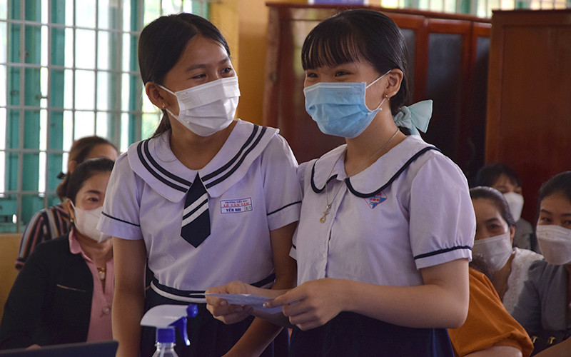 Bên cạnh sự hồi hộp, nhiều học sinh cũng hiện rõ niềm vui khi được tiêm ngừa Covid-19. Tiêm vaccine phòng Covid-19 đầu tiên cho trẻ từ 5 đến dưới 12 tuổi ở Đồng Tháp -0
