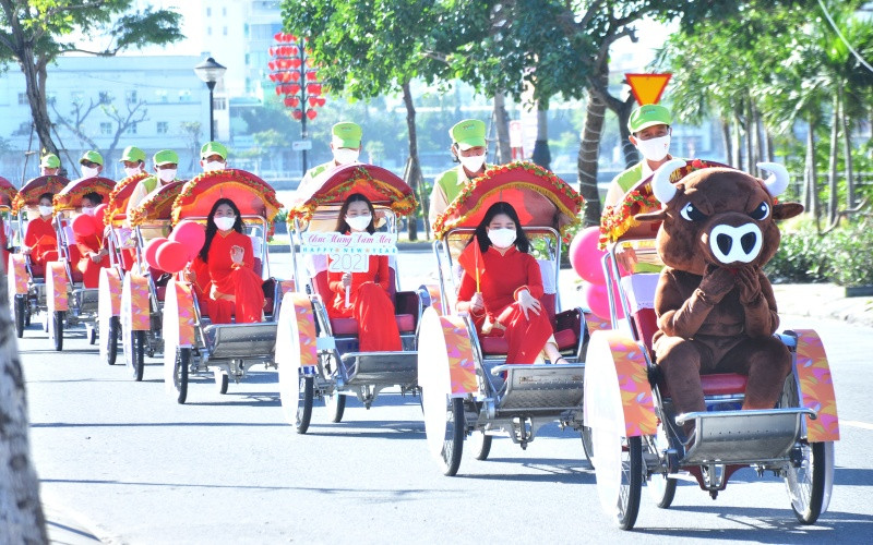 Đà Nẵng diễu hành xích lô khởi động Lễ hội chào năm mới 2021.
