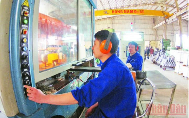 Công nhân Công ty cổ phần Điện cơ Thống Nhất trong giờ làm việc. (Ảnh: DUY LINH)
