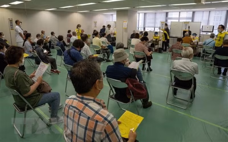 Người dân xếp hàng chờ tiêm vaccine phòng Covid-19 tại Tokyo (Nhật Bản), ngày 24/5/2021. (Ảnh: AFP/TTXVN)