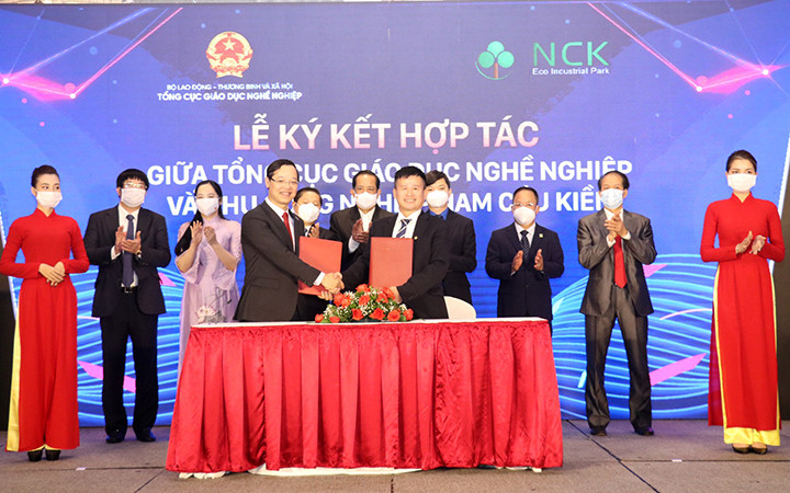 Lãnh đạo Tổng cục Giáo dục nghề nghiệp ký thỏa thuận hợp tác với các doanh nghiệp (Ảnh: Chí Tâm) 36 dự án đoạt giải cuộc thi Startup Kite -0
