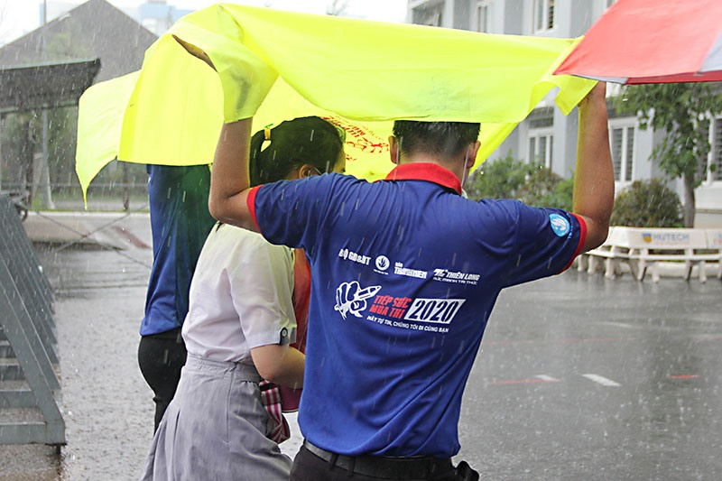 Hình ảnh đẹp dưới cơn mưa lớn. Ấn tượng chương trình “Tiếp sức mùa thi” năm 2020 -0