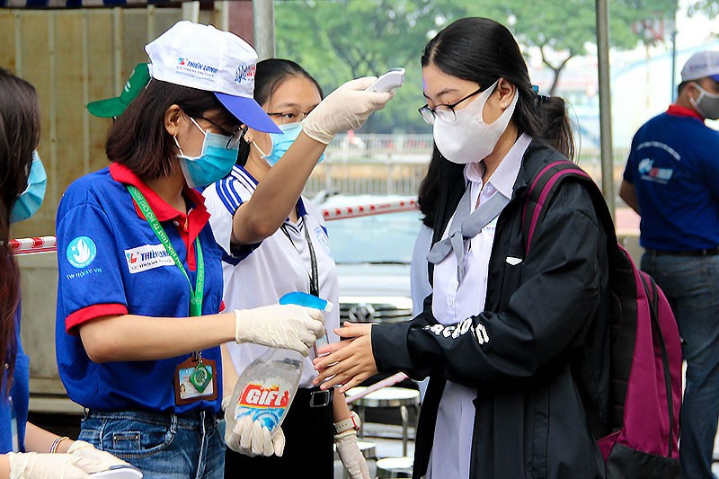 Các tình nguyện viên hỗ trợ đo thân nhiệt, sát khuẩn tay cho thí sinh. Ấn tượng chương trình “Tiếp sức mùa thi” năm 2020 -0